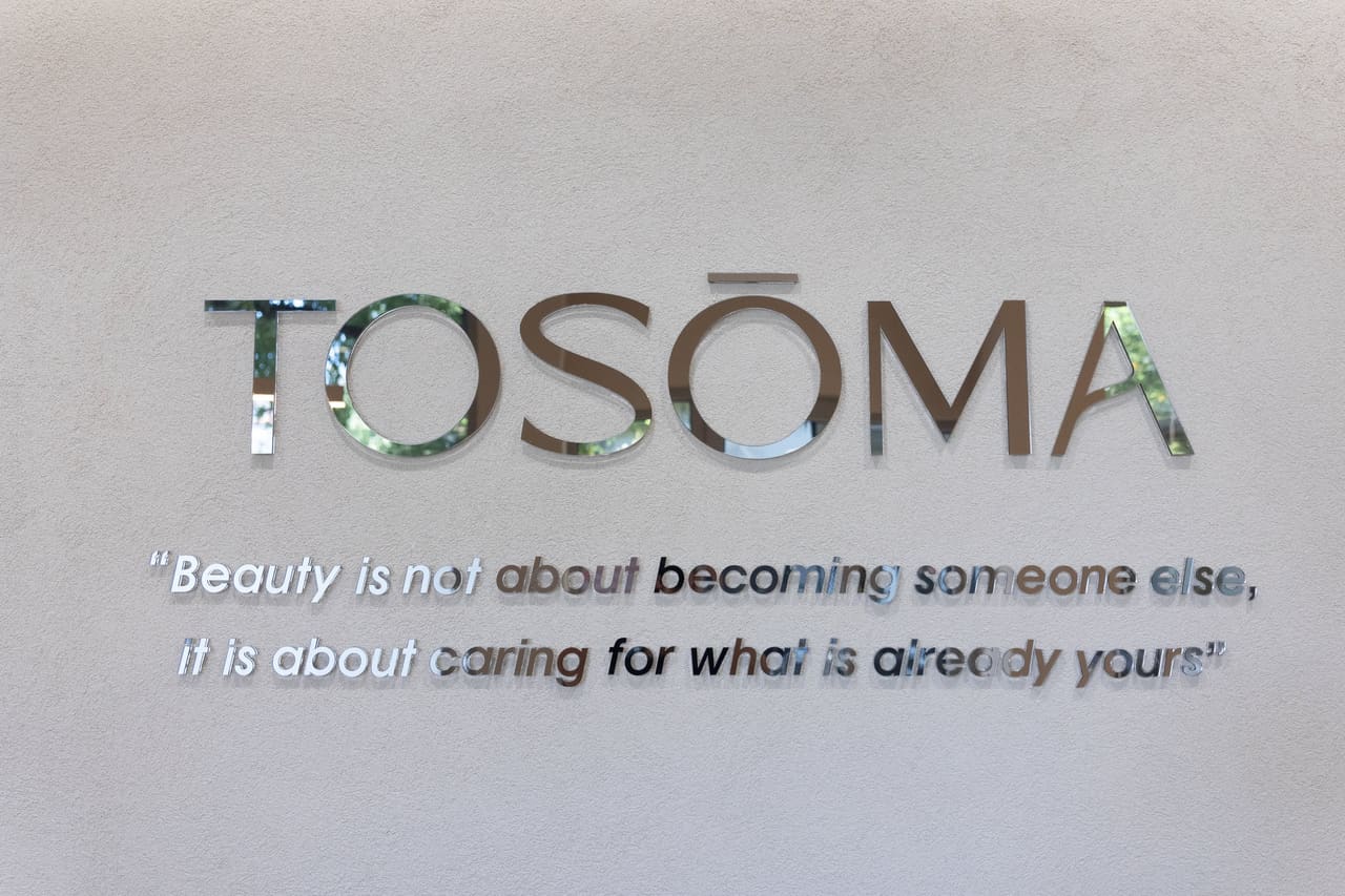 Το μότο του TOSŌMA σε ανάγλυφα γράμματα στον τοίχο